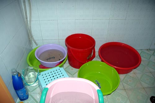 HN: Mất nước, dân mua nước tinh khiết về tắm - 9