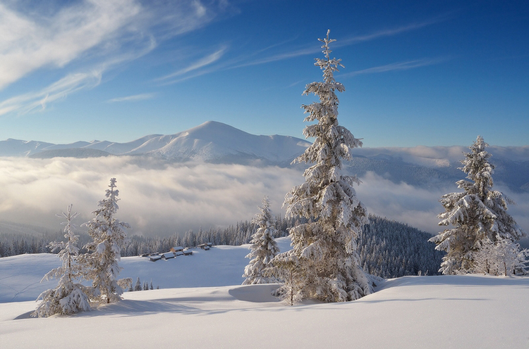 Và khi mùa đông về, toàn bộ dãy núi được bao phủ trong màu trắng tinh khôi của những bông tuyết.
