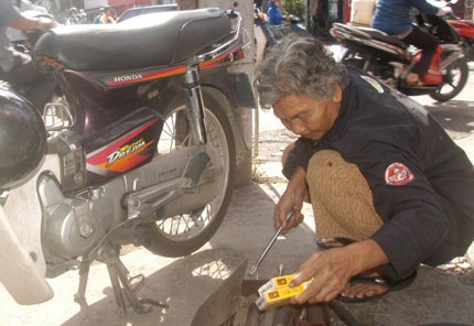 Cụ bà 79 tuổi “múa gậy” điều tiết giao thông - 1