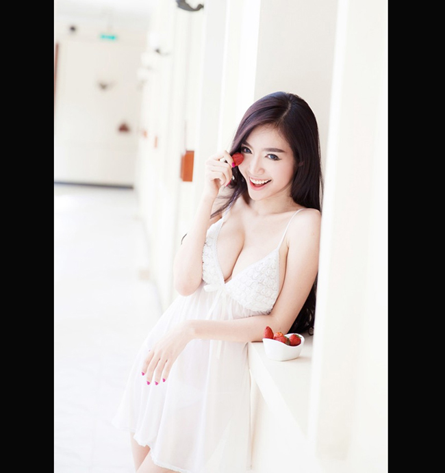 Elly Trần cũng gây chú ý với những pha khoe ngực trong bộ ảnh mới năm 2013
