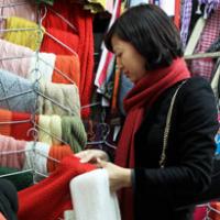 Thời trang công sở - Bán khăn, tất thu lợi "khủng" ngày giá rét