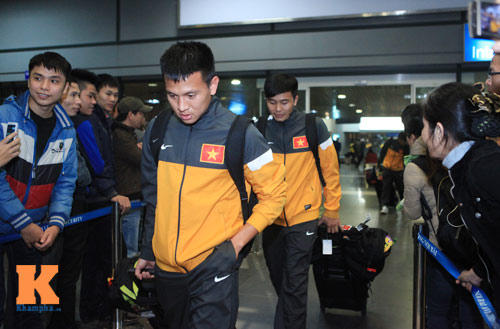 U23 Việt Nam lầm lũi ở sân bay Nội Bài - 3