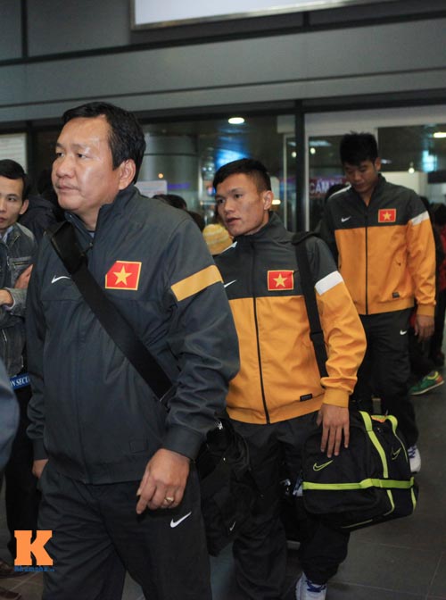 U23 Việt Nam lầm lũi ở sân bay Nội Bài - 9