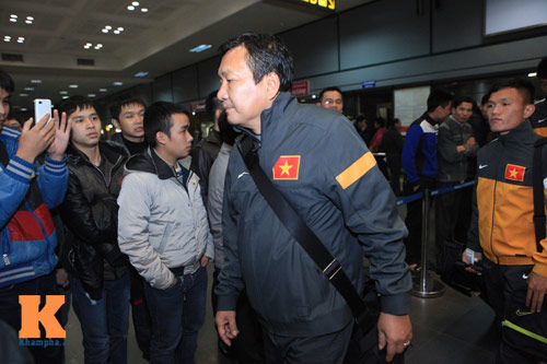 U23 Việt Nam lầm lũi ở sân bay Nội Bài - 10