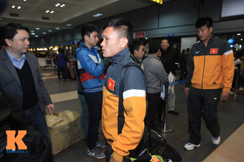 U23 Việt Nam lầm lũi ở sân bay Nội Bài - 11