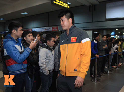 U23 Việt Nam lầm lũi ở sân bay Nội Bài - 12