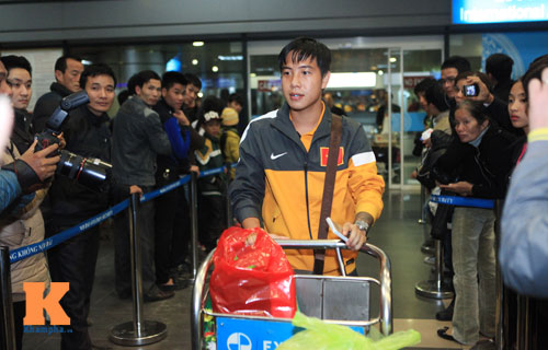 U23 Việt Nam lầm lũi ở sân bay Nội Bài - 4