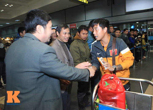 U23 Việt Nam lầm lũi ở sân bay Nội Bài - 5