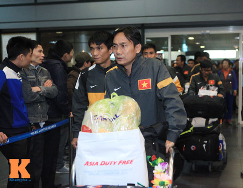 U23 Việt Nam lầm lũi ở sân bay Nội Bài - 7