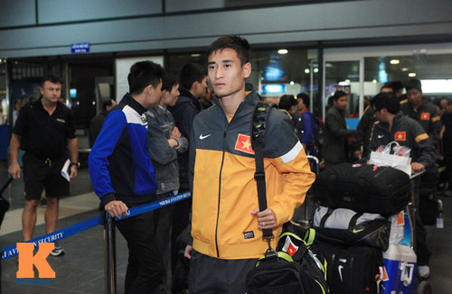 U23 Việt Nam lầm lũi ở sân bay Nội Bài - 8