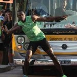 Thể thao - Usain Bolt đánh bại... xe bus