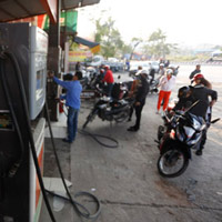 Thị trường - Tiêu dùng - Xăng tăng đột ngột: Dân và chuyên gia bức xúc