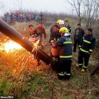 Tin tức trong ngày - TQ: Cưa ống ngầm cứu bé mắc kẹt suốt 25 giờ