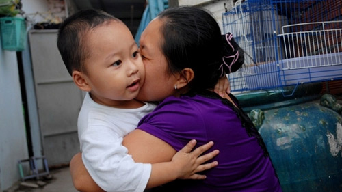 Bé bị bảo mẫu đánh: Đòi mẹ buộc chân, ú ớ nói khi ngủ - 2