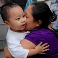 Tin tức trong ngày - Bé bị bảo mẫu đánh: Đòi mẹ buộc chân, ú ớ nói khi ngủ