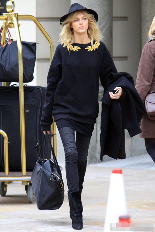 10 người mẫu ra phố ăn mặc siêu "chất" - 11