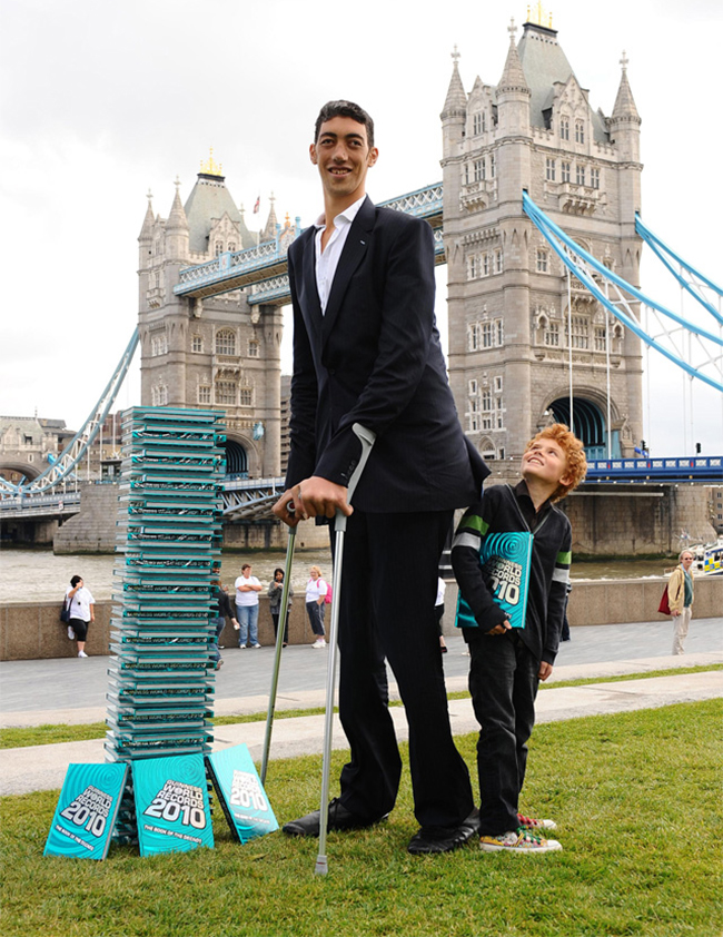 Sultan Kosen được ghi danh vào sách kỉ lục thế giới là người đàn ông cao nhất thế giới. Anh cao 2,51m.
