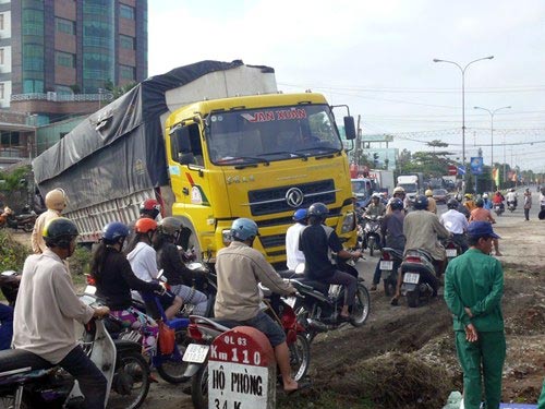Xe quá tải bị lún, gây kẹt xe kinh hoàng - 1