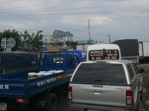 Xe quá tải bị lún, gây kẹt xe kinh hoàng - 2