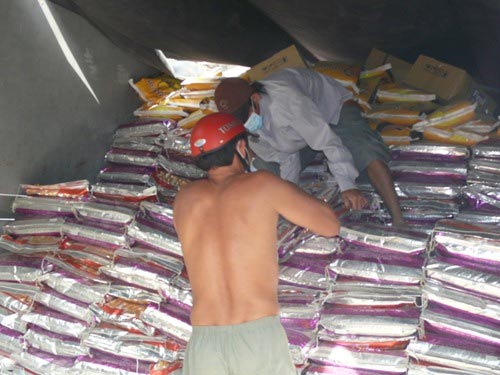 Xe quá tải bị lún, gây kẹt xe kinh hoàng - 3