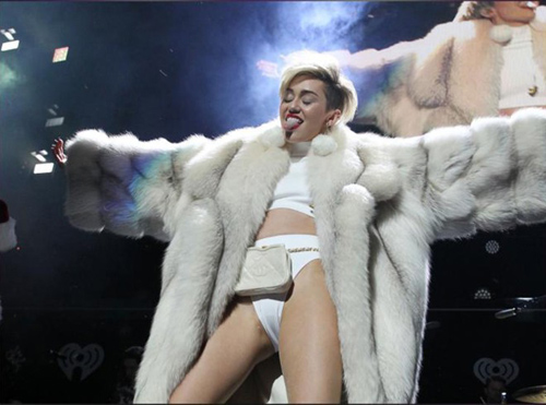 "Soi" Miley Cyrus diện crop top ngày đông - 1