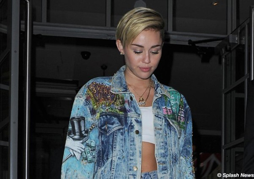 "Soi" Miley Cyrus diện crop top ngày đông - 13