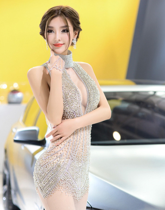 Tại một triển lãm ô tô Trung Quốc, người đẹp đã làm tất cả những ai có mặt trong buổi triển lãm được một phen 'tắm mắt' bằng chiếc áo mỏng hơn vải màn, và đính những viên đá lấp lánh vô cùng gợi cảm.

