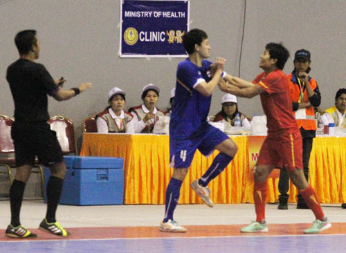 Suýt ẩu đá ở trận CK futsal của Việt Nam - 2