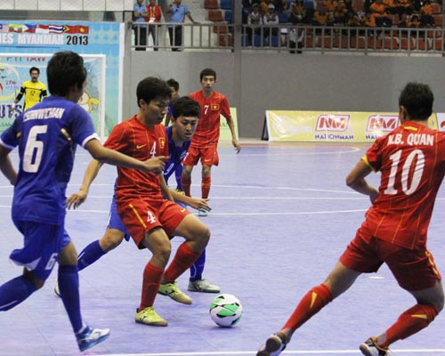 Suýt ẩu đá ở trận CK futsal của Việt Nam - 1