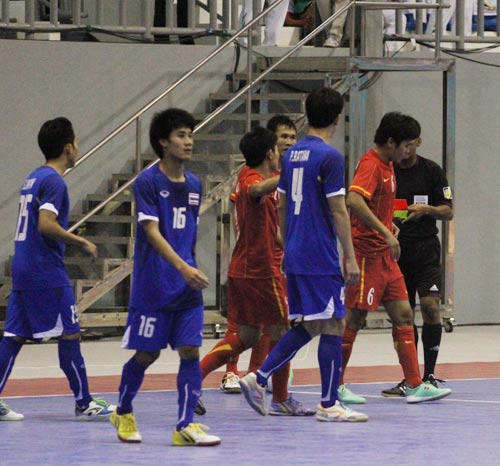 Suýt ẩu đá ở trận CK futsal của Việt Nam - 3