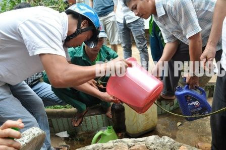 Chuyện lạ: Đổ xô múc xăng dưới giếng về dùng - 2