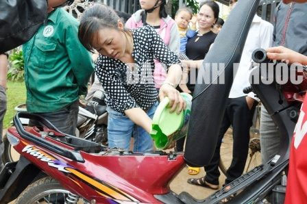 Chuyện lạ: Đổ xô múc xăng dưới giếng về dùng - 3