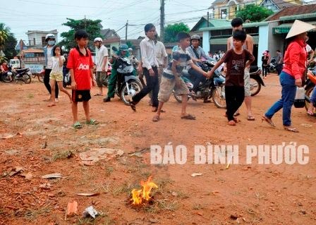 Chuyện lạ: Đổ xô múc xăng dưới giếng về dùng - 4