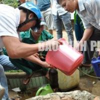 Tin tức trong ngày - Chuyện lạ: Đổ xô múc xăng dưới giếng về dùng