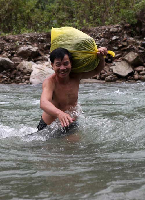 Xóa đói chữ ở bản người Lá Vàng - 2