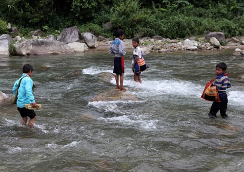 Xóa đói chữ ở bản người Lá Vàng - 5