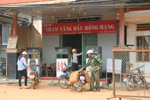 Dân múc xăng ở giếng về dùng: Do bồn xăng rò rỉ - 4