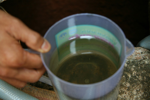 Dân múc xăng ở giếng về dùng: Do bồn xăng rò rỉ - 2