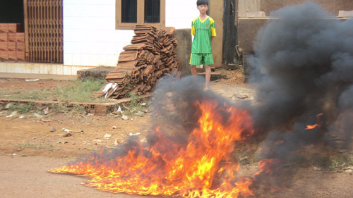 Dân múc xăng ở giếng về dùng: Do bồn xăng rò rỉ - 3