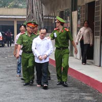 Pháp luật - Đâm chết tình địch, lãnh 9 năm tù