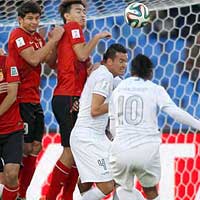 Bóng đá - Ronaldinho lập siêu phẩm đá phạt &amp; thẻ đỏ