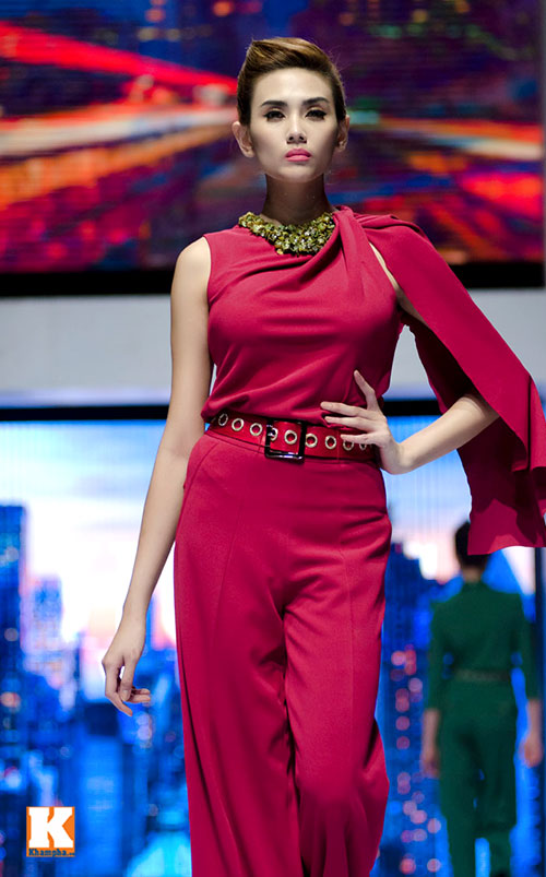 Hoàng Yến, Ngọc Hân đọ dáng trên sàn catwalk - 17