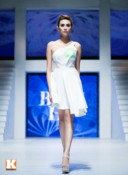 Hoàng Yến, Ngọc Hân đọ dáng trên sàn catwalk - 5