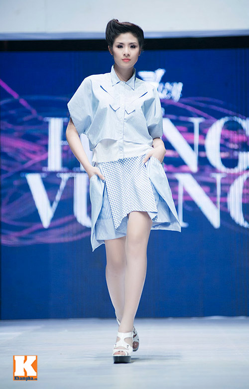 Hoàng Yến, Ngọc Hân đọ dáng trên sàn catwalk - 4