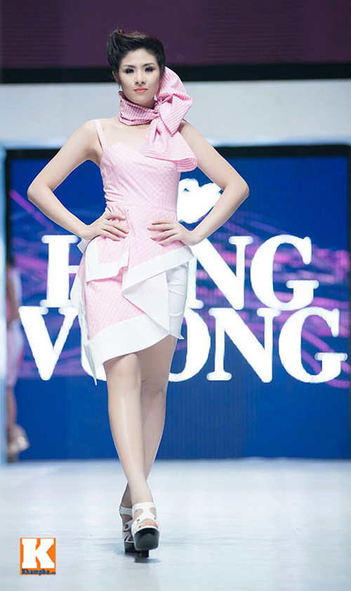 Hoàng Yến, Ngọc Hân đọ dáng trên sàn catwalk - 6