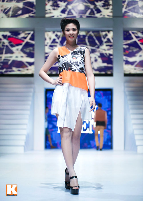 Hoàng Yến, Ngọc Hân đọ dáng trên sàn catwalk - 1
