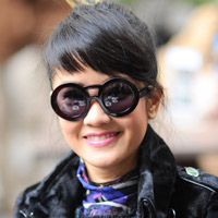 Thời trang - Hồng Nhung đeo kính mắt tròn dễ thương