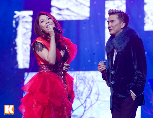 Mr Đàm được bế bổng trên sân khấu - 5