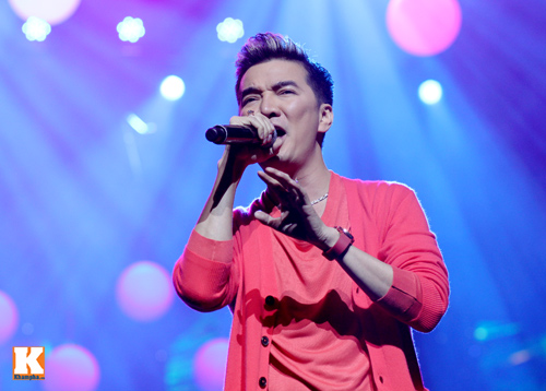 Mr Đàm được bế bổng trên sân khấu - 8