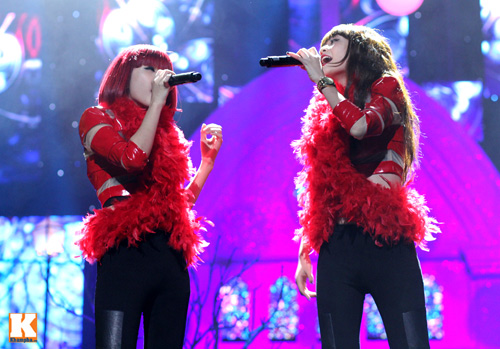 Mr Đàm được bế bổng trên sân khấu - 13